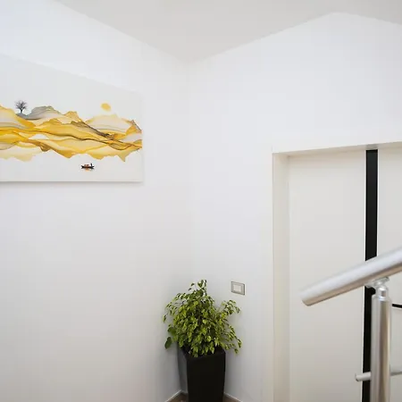 Sunny Hill アパートホテル Radhimë