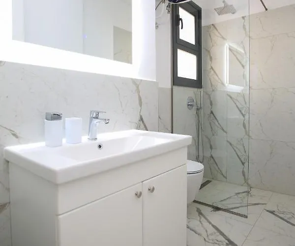 Ξενοδοχείο με διαμερίσματα Sunny Hill Radhimë