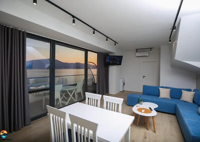 Ξενοδοχείο με διαμερίσματα Sunny Hill Radhimë